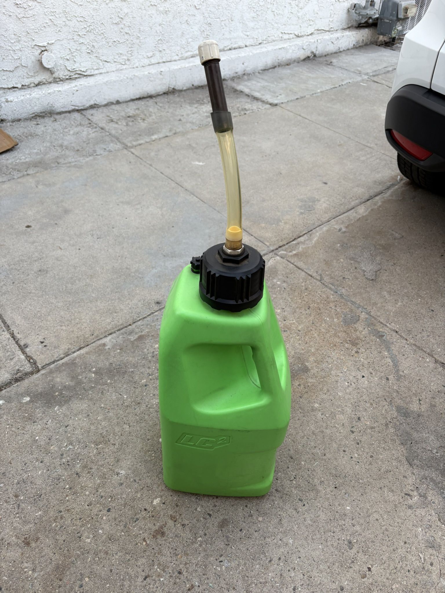 Easy to remove cap with side grip and wrench hex plug Ergonomic two handle design places one handle lower for easier lifting and better control Made