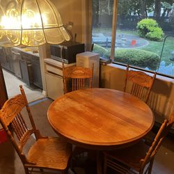 Solid Oak Dinning Table - Expandable 