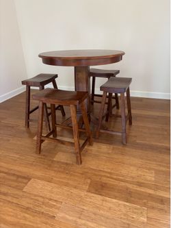 36” round table with 4 stools