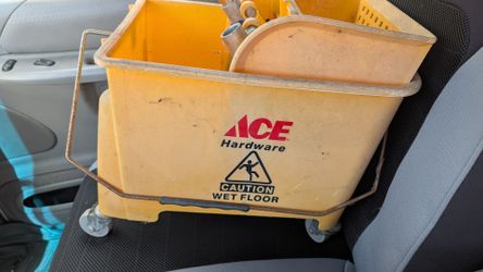 Rolling mop bucket no cracks w strainer ace