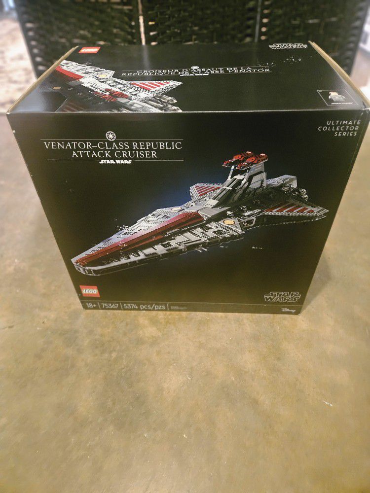 LEGO Star Wars Ultimate Collector Series Venator-Class Republic Attack Cruiser 