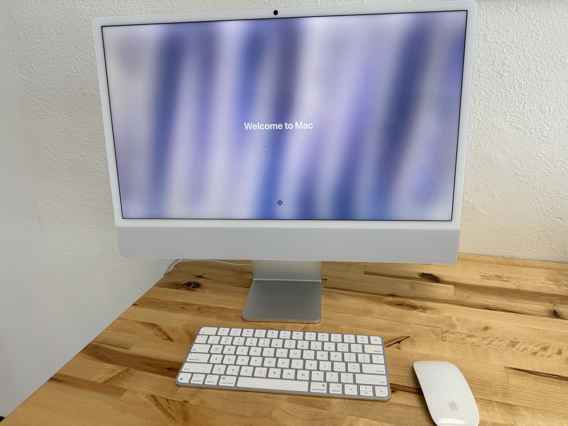 Like New In Box Apple M4 iMac 24-inch Silver - 256GB / 16GB with warranty