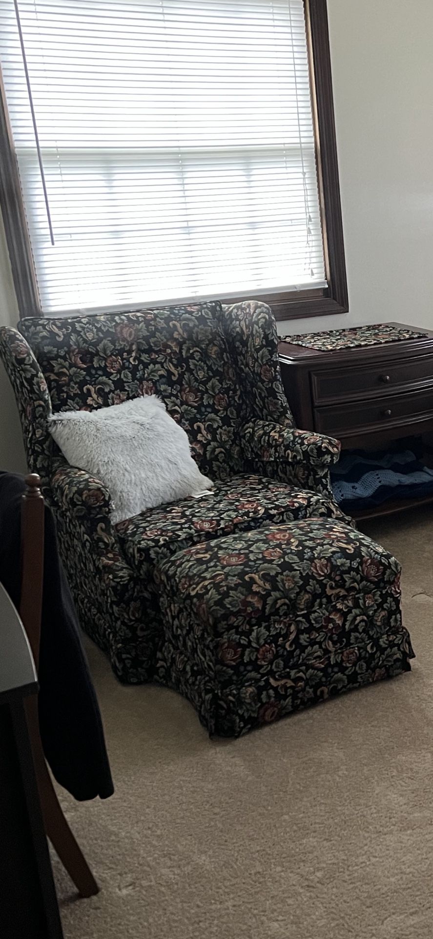 Henderdon Decorative Chair