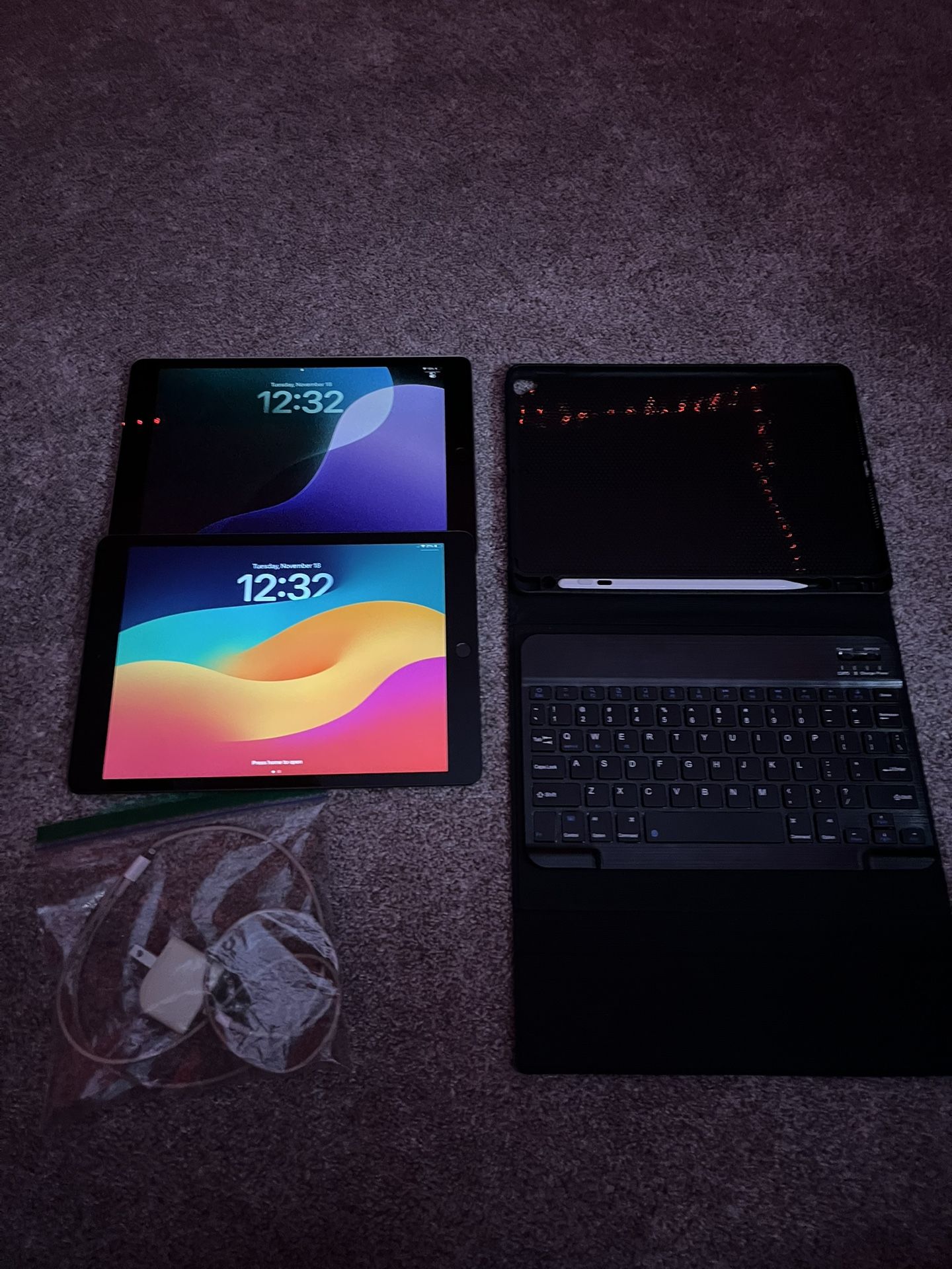 🔥 iPad 7th Gen 32GB + iPad 9th Gen 64GB Bundle + Pencil & Keyboard – Like New!