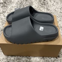 Yeezy Slides Size 10