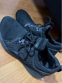 Sketchers black sneakers