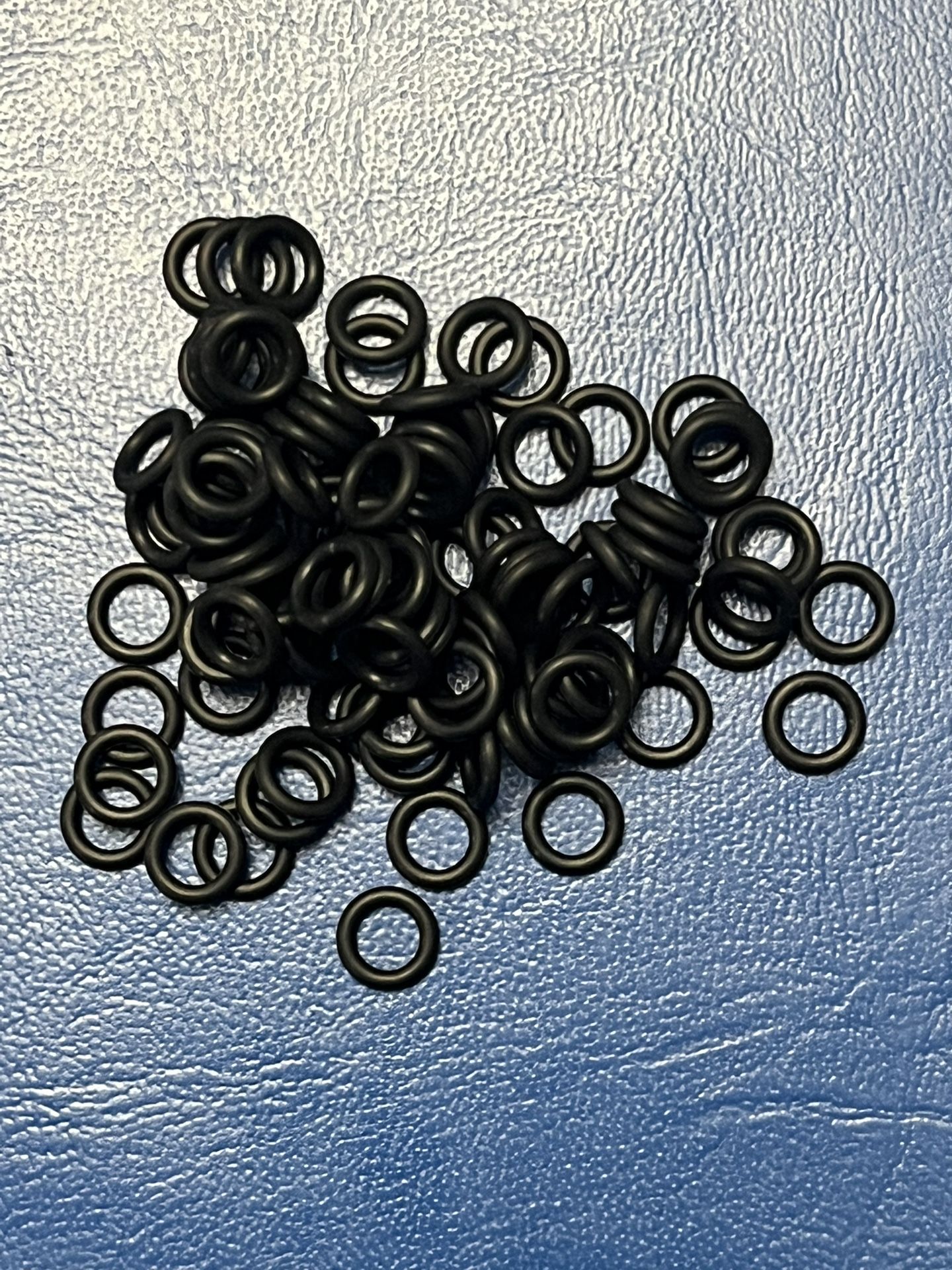 100 pc. Black Wacky-Rings