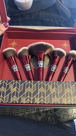 Luxie WONDER WOMAN Brush Set & SHIELD Compact MIRROR 100% AUTHENTIC!