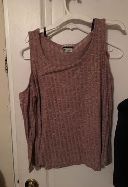 Very cute blouse with open shoulders
