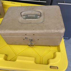 Vintage Metal Lock Box With Key !!!