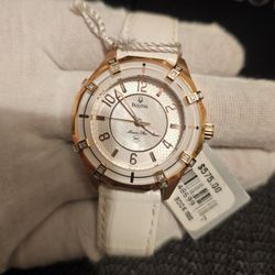 ""🚨❤️💘💌💜💝🎁🚨PERFECT GIFT FOR VALENTINE'S DAY"" NEW NICE LADIE'S LUXURY GOLD TONE WITH WHITE LEATHER BAND ORIGINAL BULOVA WATCH.