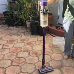 Dyson V10 Animal Cordless Vacuum 