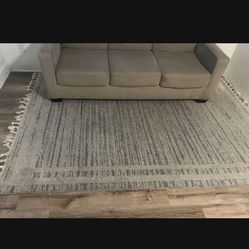 large rug 6.5ft x 9.5 ft 