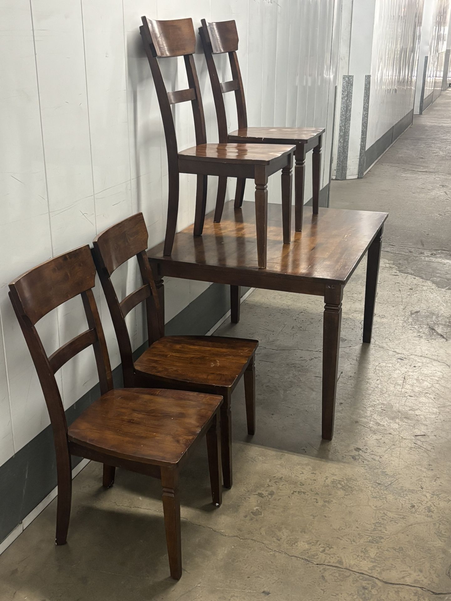 Solid wood table set Comes with the table and 4 chairs
