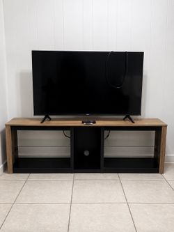 TV 55 inch + stand / tv de 55 pulgadas + mesa