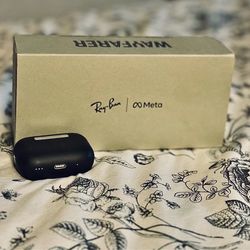 Ray-Ban Meta, Wayfarer Glasses with Meta AI, Audio, Photo, Video Compatibility.