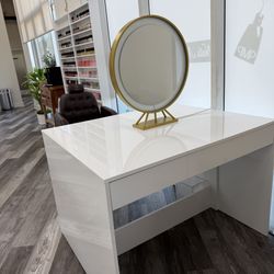 Double-sided Makeup & Eyebrow Table In perfect condition  Modern, space-saving design —