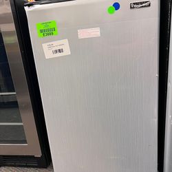 Magic Chef HMR440SE 4.4 cu. ft. Mini Fridge Refrigerator