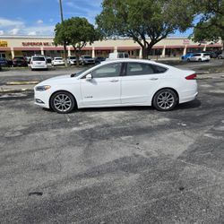 Ford  Fusion  Hybrid. 