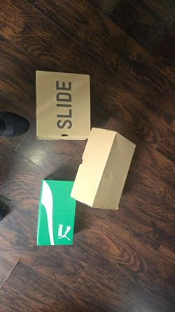 Yeezy flip flops and foams pumas