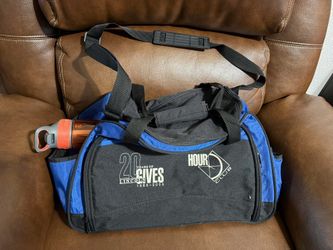 Gym bag with lots of pockets and a water bottle