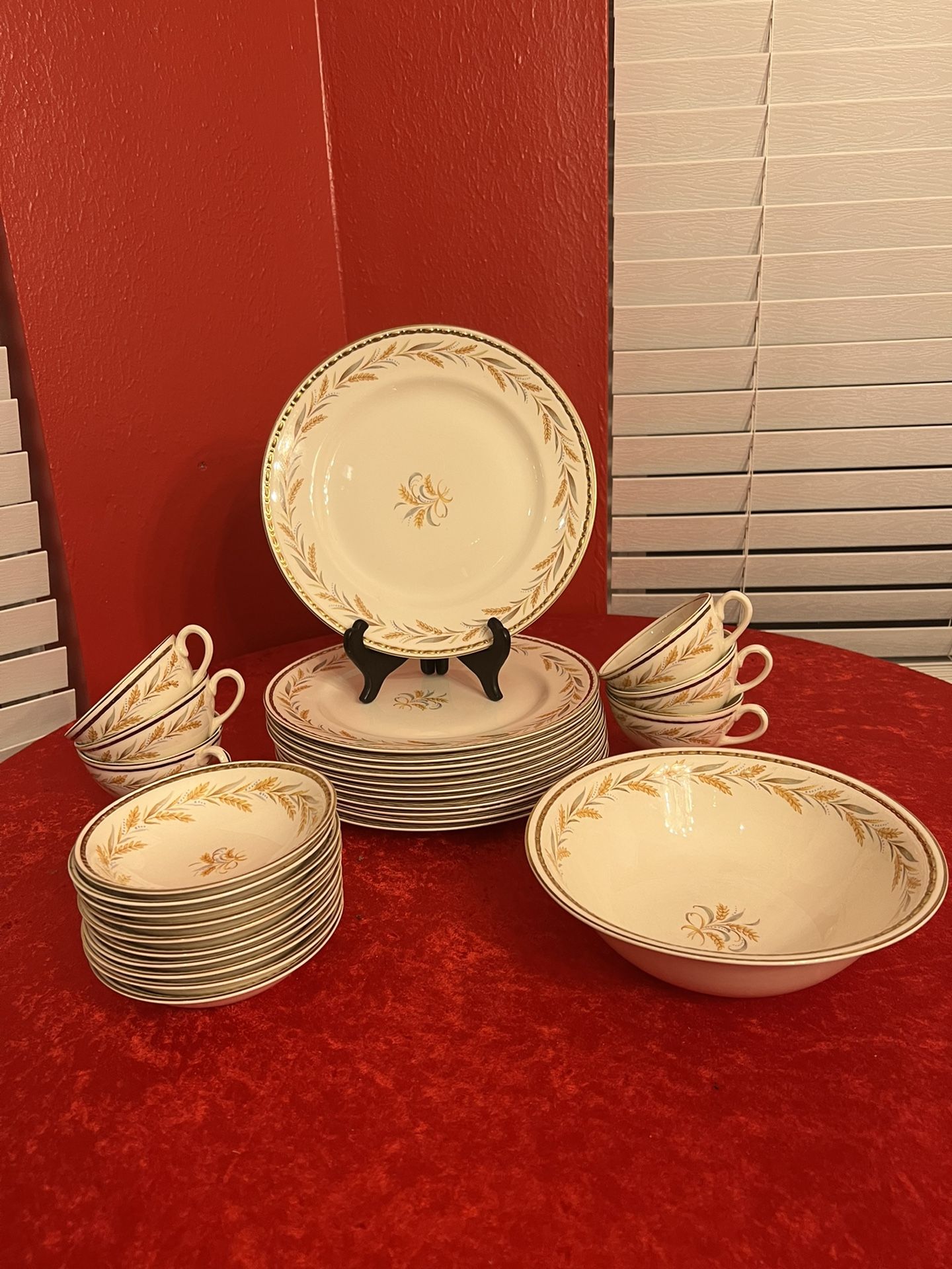 29 PCs VINTAGE HOMER LAUGHLIN GEORGIAN EGGSHELL GOLD TRIM