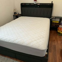 🛏️ Bed + 2 Nightstands + Mattress Set (Like New!) 