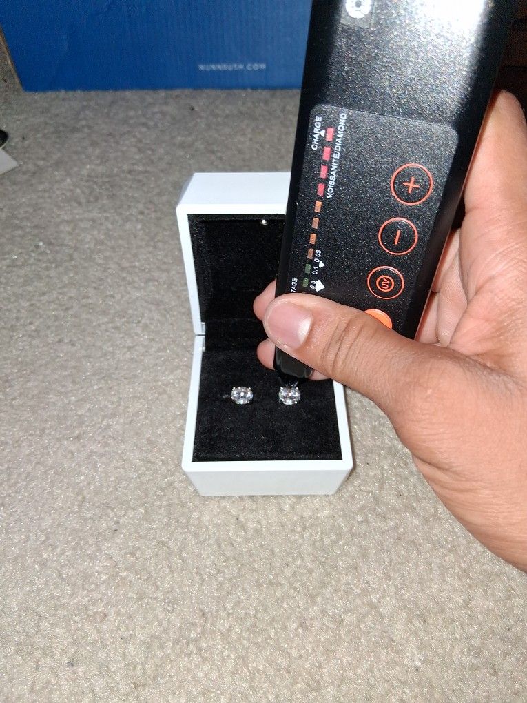 2ct 8mm Moissanite Earrings Unisex *1 Remaining !* 😀