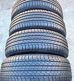 235 65 18 Michelin Tires Con 80% de Vida Las 4