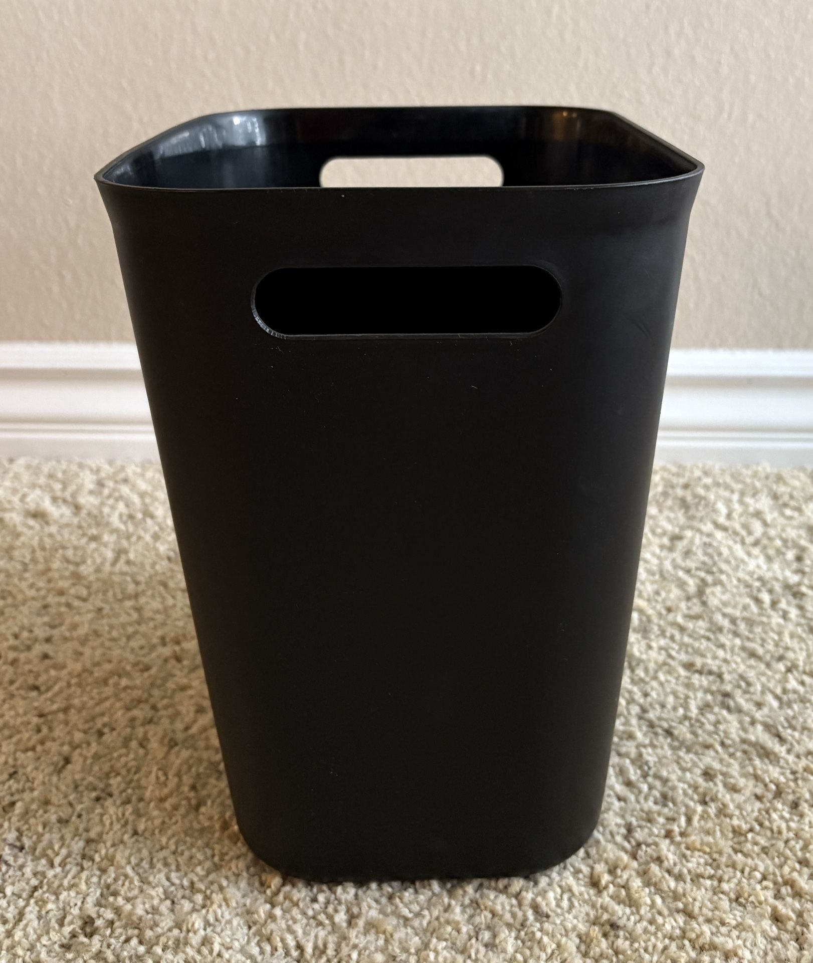 Plastic Small Trash Can Wastebasket, Garbage Container Basket for Bathrooms, Laundry Room, Kitchens, Offices, Bedrooms, Dorms, 3.5 Gallon, Black