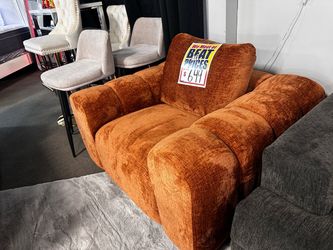 Accent chair! ❤️✨📦 More colors!