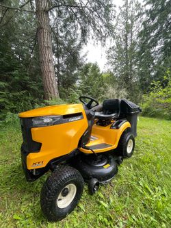 2015 Cub-Cadet XT1 LT42 Mower Riding Lawnmower with Bagging Setup
