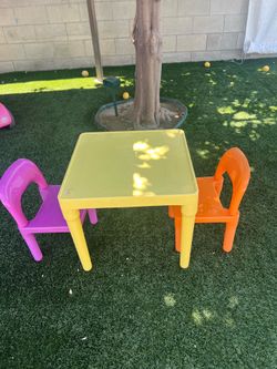 Children’s furniture table with 2 chairs