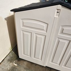 shed black on top and tanish white al around