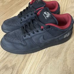 USED BLACK SUPREME DUNKS SIZE 10