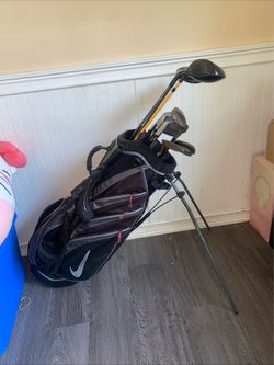 Vintage Nike golf bag ànd clubs