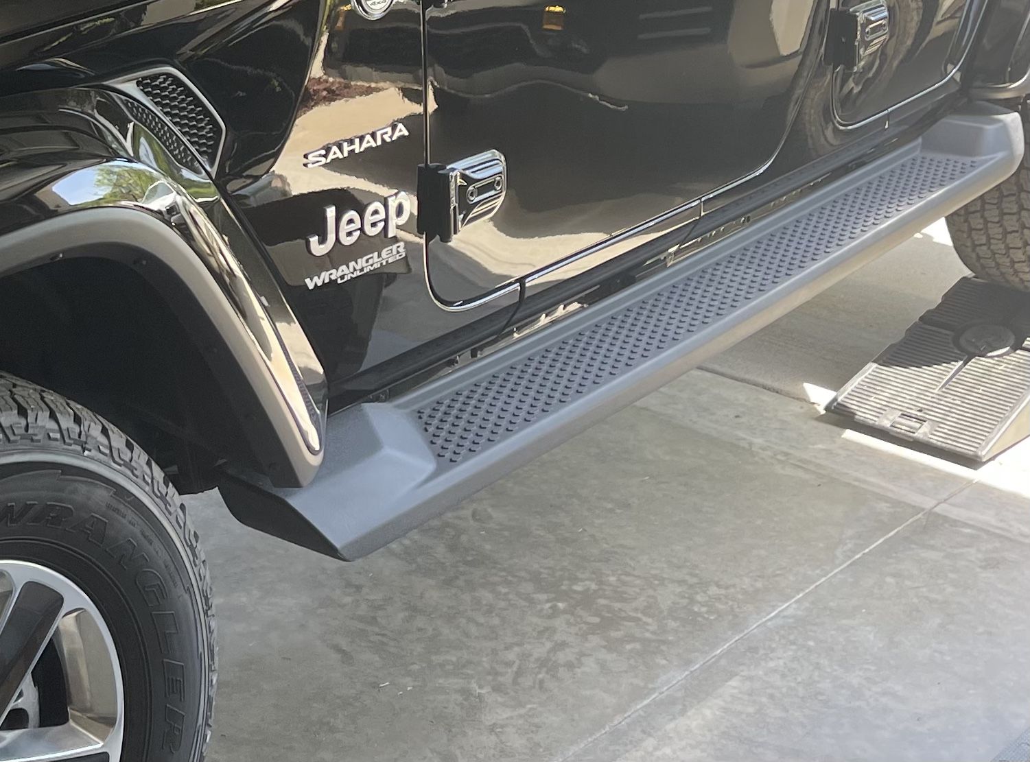 Jeep (Sahara JLU) Running Board Side Steps OEM