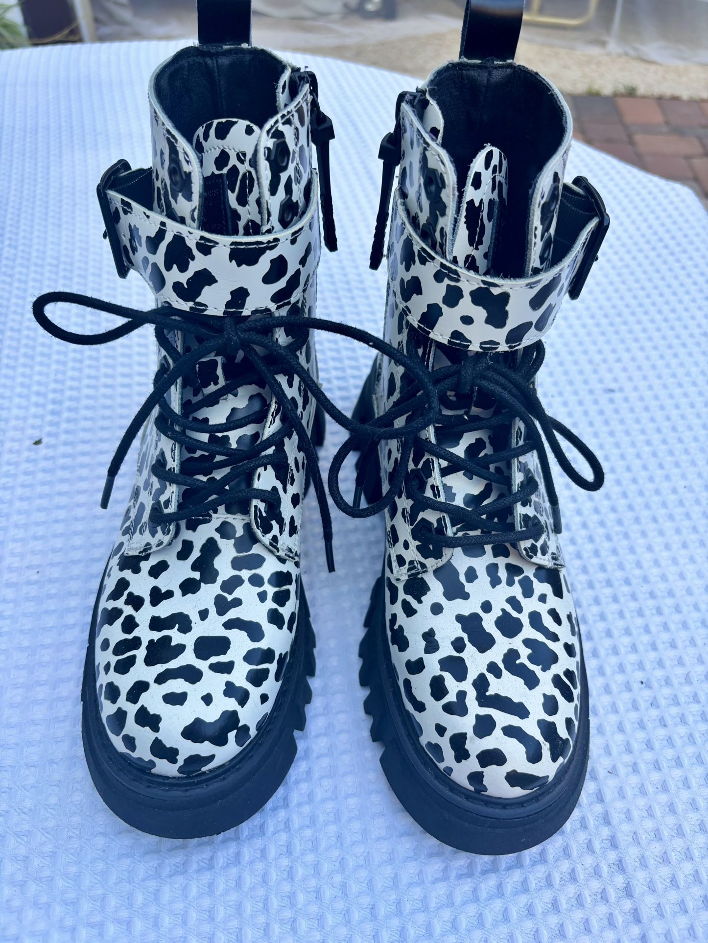 Levi’s combat boot size 7 black and white + zippers