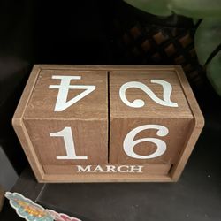 Wooden block calendar