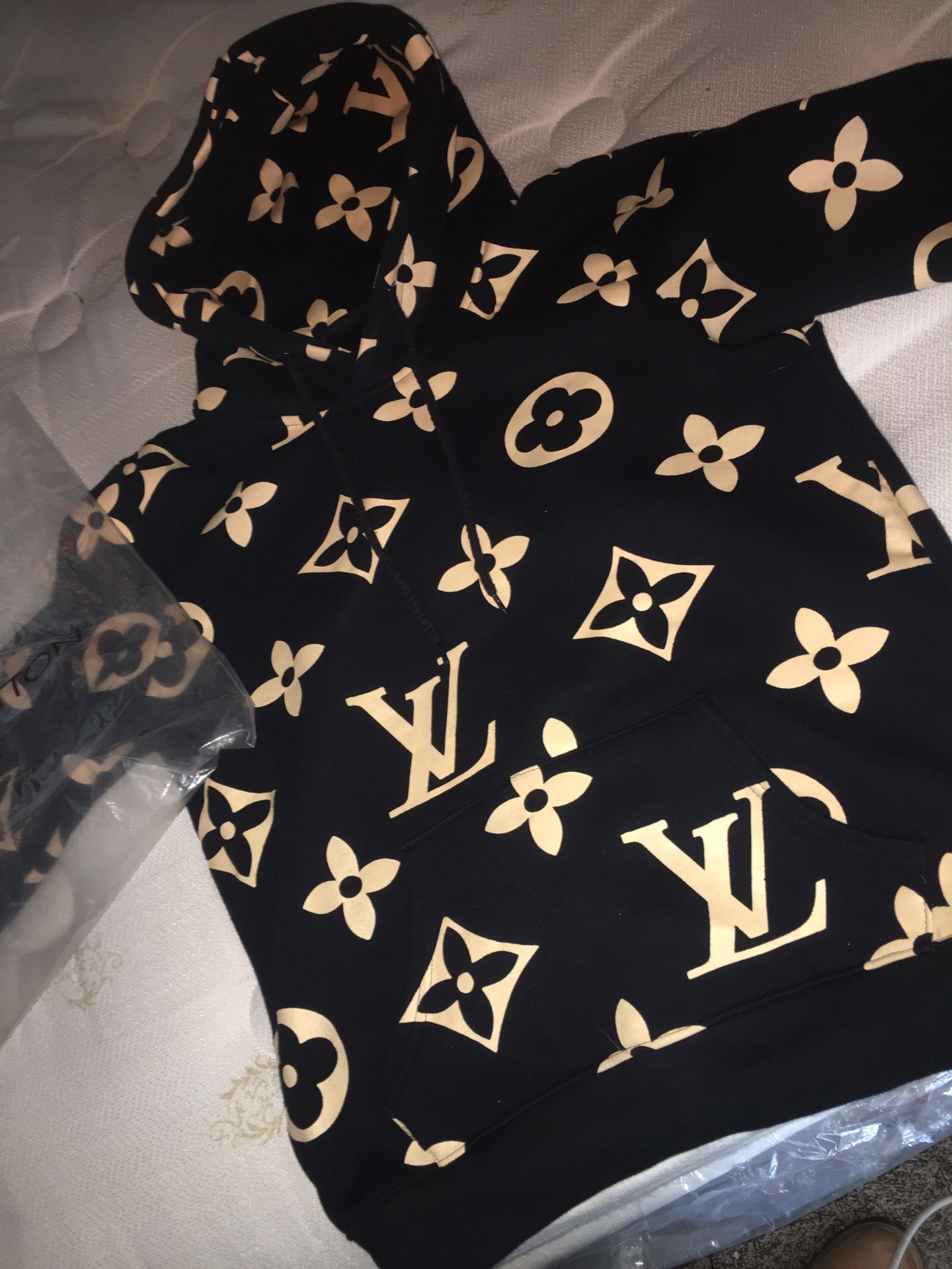 Louis Vuitton hoodie for ladies brandnew size M, never worn ! And never seen before so get it while you can