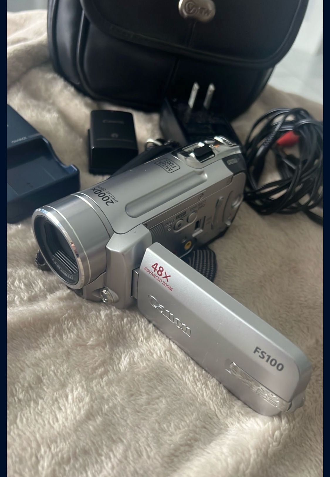 ($20) Canon Digital Video Camcorder Dolby Digital Stereo Creator 2000 X Digital Zoom Megapixel Canon Lens ($20)