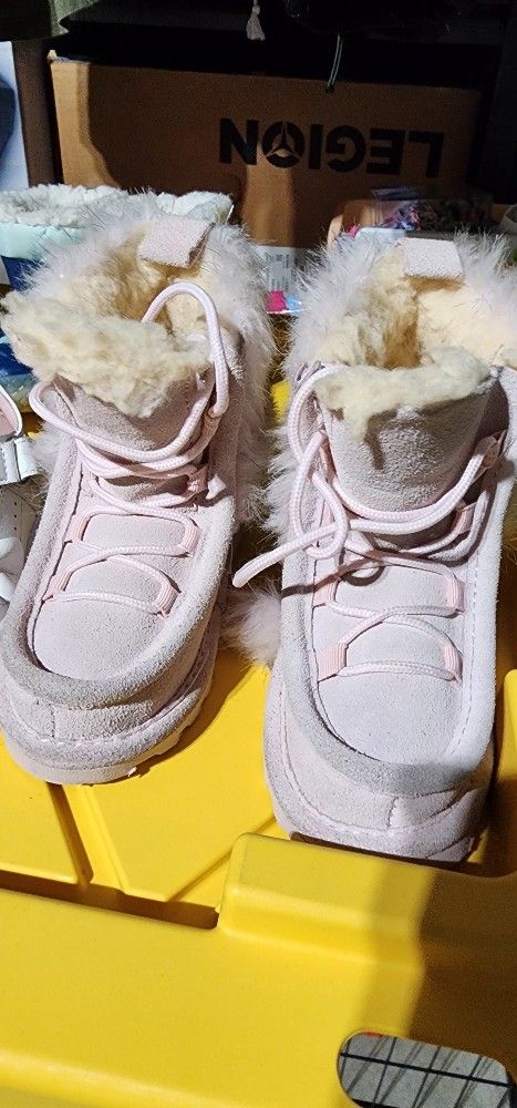 Boots For Little Girl, Size 7 Color Pink .