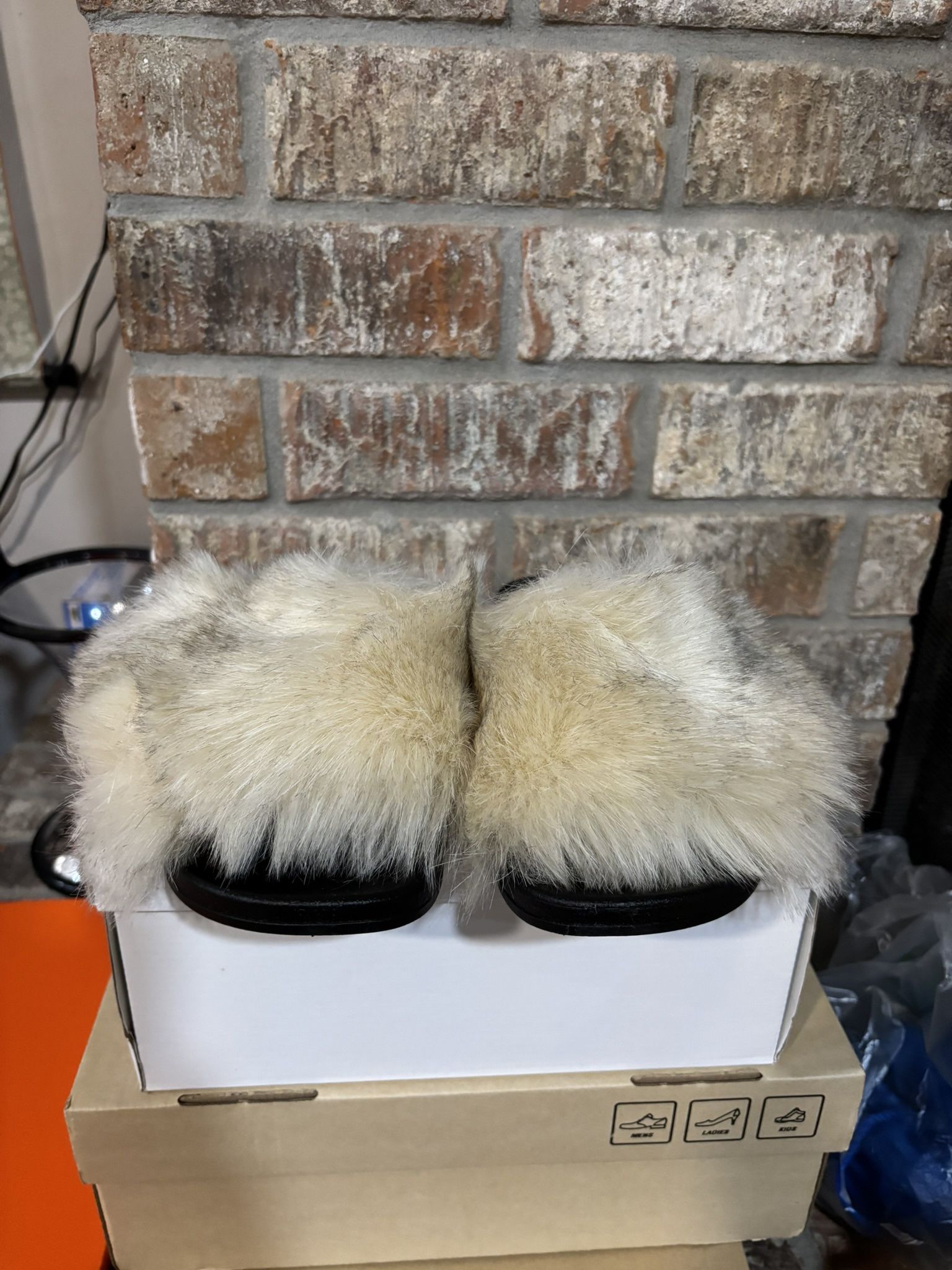 Women’s Fuzzy Slides