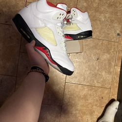 Jordan 5 fire red (2020) version