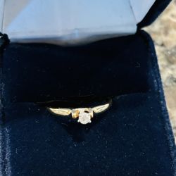 Beautiful 10K Solitaire Engagement Ring 1/4 Carat