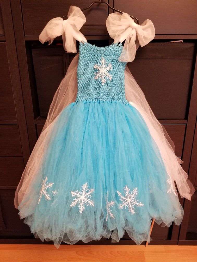 Beautiful Elsa Dress From Frozen .Size 4-7