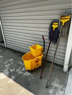 Rubbermaid wave brake bucket with 2 mops