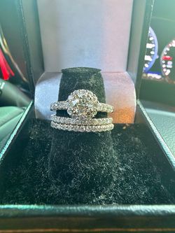 Diamond Halo Bridal Ring Set (white gold)
