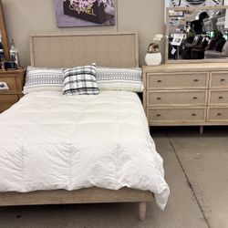 Beautiful Queen Bed Set 