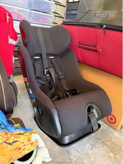 Clek Fllo compact convertible car seat